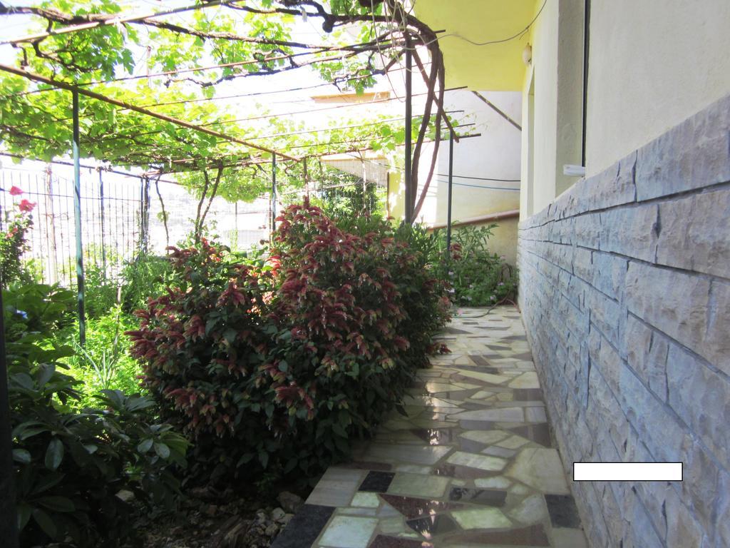 Guest House And Tavern Leo Sarande Exterior photo