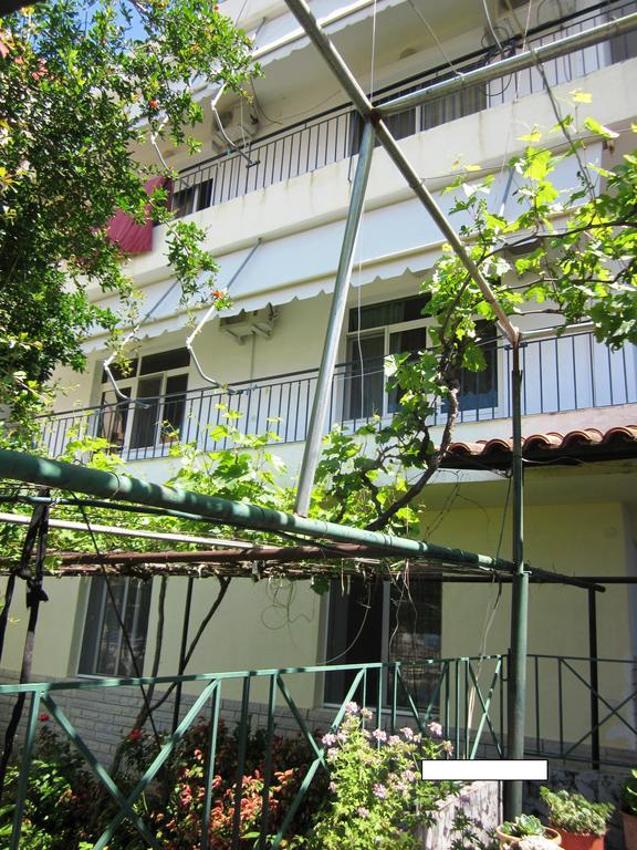 Guest House And Tavern Leo Sarande Exterior photo