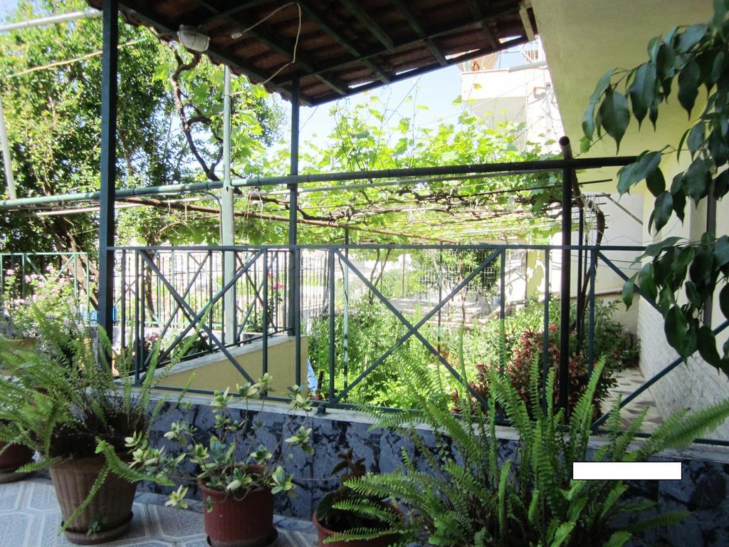 Guest House And Tavern Leo Sarande Exterior photo