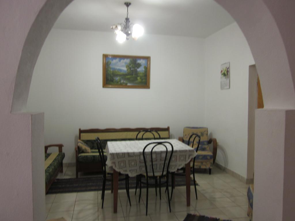 Guest House And Tavern Leo Sarande Exterior photo