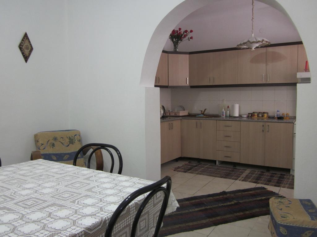 Guest House And Tavern Leo Sarande Exterior photo