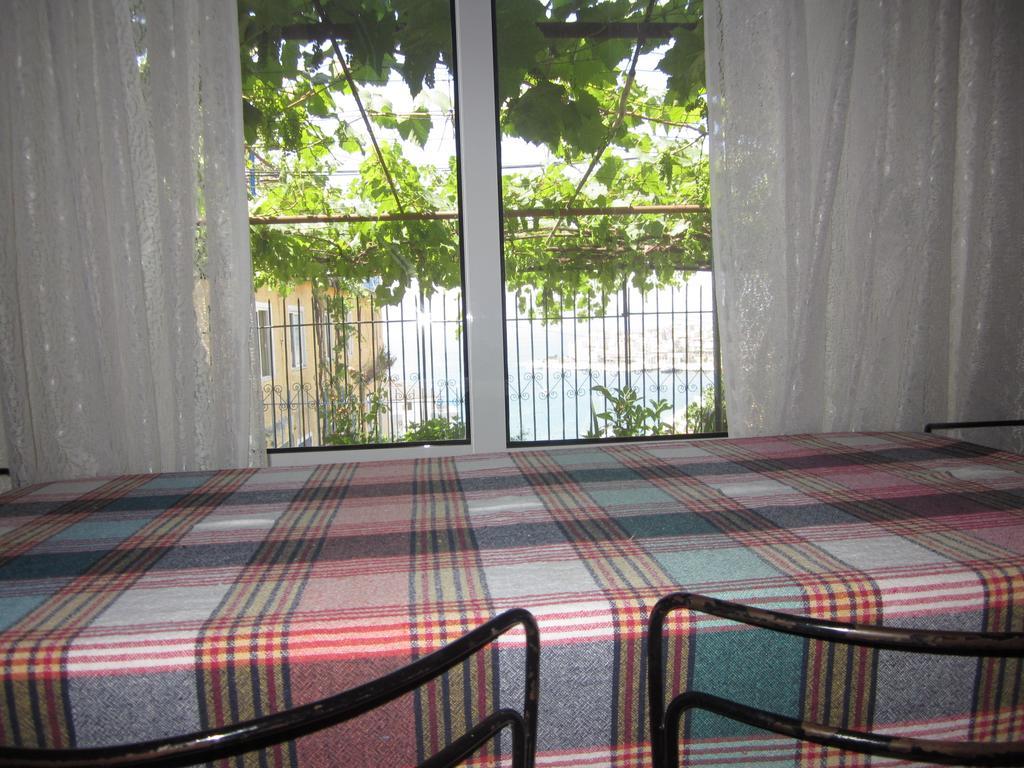 Guest House And Tavern Leo Sarande Exterior photo